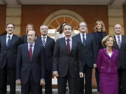 José Luis Rodríguez Zapatero, ha posado hoy junto a todos sus ministros en la foto de familia del Gabinete tras la remodelación del pasado 20 de octubre