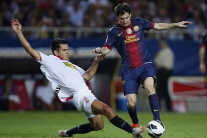 Emir Spahic entra a Messi.