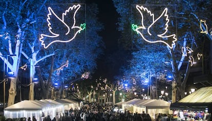 Dos palomas de la paz recuerdan a las v&iacute;ctimas del atentado de Barcelona