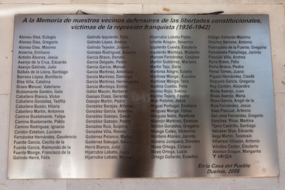 Placa con la lista de los represaliados por el franquismo, ubicada en la antigua Casa del Pueblo de Dueñas.