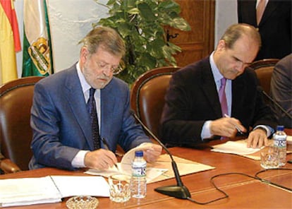 Juan Carlos Rodríguez Ibarra y Manuel Chaves firman el protocolo para colaborar en <b><i>software</b></i> libre.