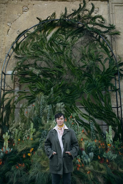 La estadounidense Emily Thompson ante su obra 'Inversiones', en el patio de la mezquita-catedral de Córdoba, premio del Público 2024.