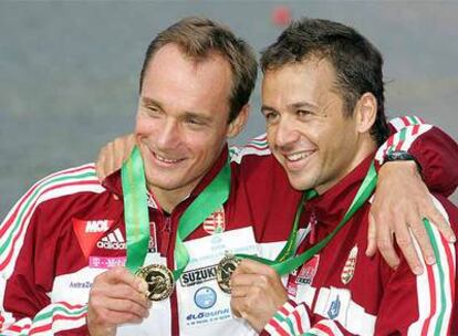 Kolonics y su compañero Kozmann celebran el año pasado su triunfo en el campeonato del mundo de canoa en Duisburg