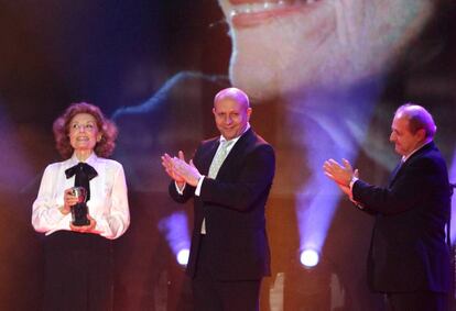 Julia Gutiérrez Caba recibe la felicitación por el premio Max de Honor en 2012 del entonces ministro de Cultura, José Ignacio Wert, en presencia de su hermano, el actor Emilio Gutiérrez Caba. 