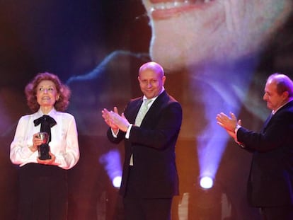 Julia Gutiérrez Caba recibe la felicitación por el premio Max de Honor en 2012 del entonces ministro de Cultura, José Ignacio Wert, en presencia de su hermano, el actor Emilio Gutiérrez Caba. 