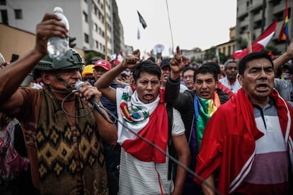 Manifestantes, a favor de Pedro Castillo y en contra del Congreso, se manifiestan en las calles del centro de Lima (Perú), el domingo. 