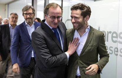 Alfonso Alonso (izquierda), junto al presidente de su partido en Gipuzkoa, Borja Sémper, antes de anunciar su candidatura a lehendakari en las elecciones autonómicas del 25 de septiembre.