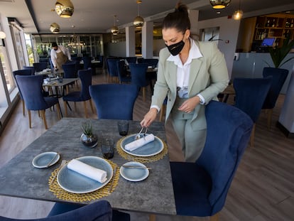 Dos empleados ultiman los detalles para la reapertura del restaurante Umiaya, este viernes en Playa del Inglés (Gran Canaria).