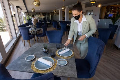 Dos empleados ultiman los detalles para la reapertura del restaurante Umiaya, este viernes en Playa del Inglés (Gran Canaria).