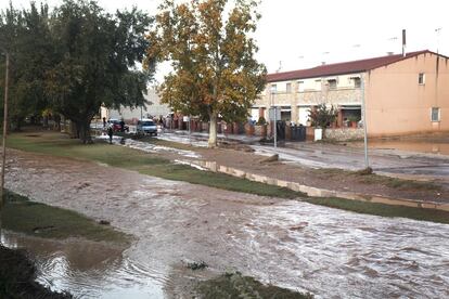 Els carrers d'Agramunt s'han convertit en autèntics canals després que es desbordés el riu Sió a causa de les fortes pluges que han caigut a Catalunya aquesta matinada.
