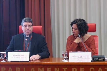 El prior de Montserrat, Bernat Juliol, junto a la diputada de En Comú Podem Susanna Segovia, presidenta de la comisión de pederastia del Parlament.