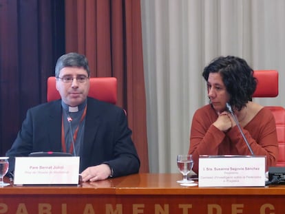 El prior de Montserrat, Bernat Juliol, junto a la diputada de En Comú Podem Susanna Segovia, presidenta de la comisión de pederastia del Parlament.