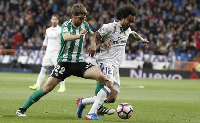 Darko Brasanac se disputa un balón con Marcelo durante un encuentro la pasada temporada.