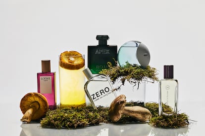 Desde la izda., Earth de LOEWE, Zero de COMME DES GAR?ONS, Apex de ROJA DOVE, A Drop dIssey Eau de Parfum Fra?che de ISSEY MIYAKE y Violette Volynka de HERM?S. Vasos cilindro Monsieur (set de cuatro) de la italiana ICHENDORF, de venta en THISISHECHO.