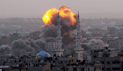 Una columna de humo se levanta en el sureste de la ciudad de Gaza.