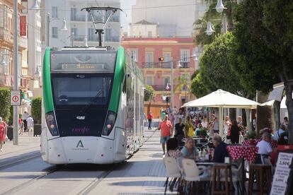 El modelo mixto de tranvía que se interna por las vías del tren ha obligado a que las máquinas tengan un ancho especial y a que pasen multitud de certificaciones, permisos y acuerdos con el Ministerio de Transportes.