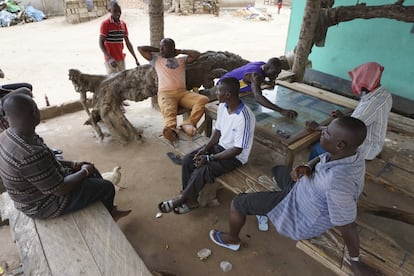 Hombres desocupados a mediodía en la aldea de pescadores de Nyanyano (Ghana). La mayoría d elos hombres del pueblo trabaja en el mar. Pero cuando no salen a faenar, es raro que ayuden a cuidar a los niños o en las tareas domésticas.