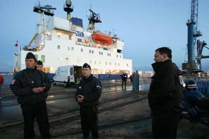 El Pacific Pintail ha atracado en la costas francesas rodeado de fuertes medidas de seguridad.