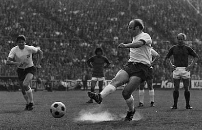 Uwe Seeler lanza un penalti durante un partido en Hamburgo en 1972.