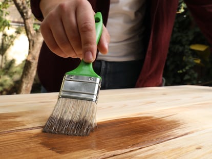 Artículo de EL PAÍS Escaparate que describe las ventajas de impermeabilizar la madera del hogar