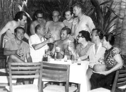 Acapulco, 1965: Gabriel García Márquez (con gafas, sentado), con Luis Alcoriza y Luis Buñuel (a su derecha).