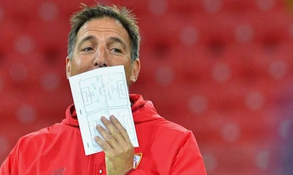 Berizzo, en el entrenamiento del Sevilla en Moscú.