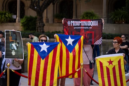 Manifestantes exteinden una bandera independentista durante una protesta de la Assemblea Nacional Catalana (ANC) contra la visita de los Reyes en junio de 2025.