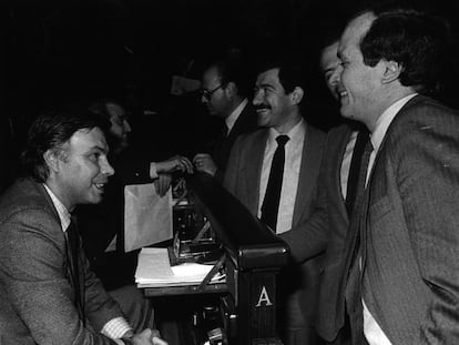 Felipe González (izquierda) y José María Maravall (derecha), en el Congreso de los Diputados en un debate sobre la LODE (Ley Orgánica de Derecho a la Educación), en abril de 1984.