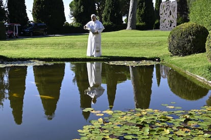 El papa León XIV, en los jardines de la residencia pontificia de Castel Gandolfo, cerca de Roma, el 5 de septiembre de este 2025.