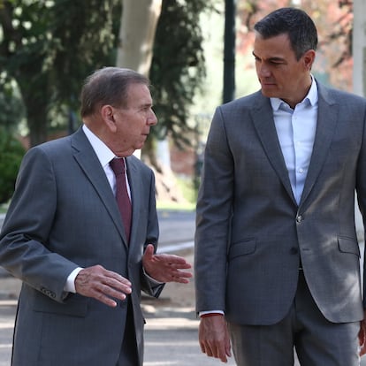 MADRID, 12/09/2024.- El presidente del Gobierno, Pedro Sánchez, conversa con el opositor venezolano Edmundo González (i) en el Palacio de La Moncloa, en Madrid, este jueves. EFE/ Fernando Calvo/Pool Moncloa SOLO USO EDITORIAL/SOLO DISPONIBLE PARA ILUSTRAR LA NOTICIA QUE ACOMPAÑA (CRÉDITO OBLIGATORIO)