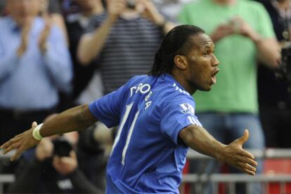 Didier Drogba celebra su gol ante el Aston Villa.
