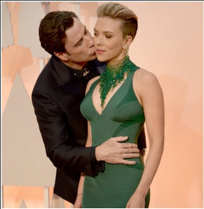 <strong>Os fatos.</strong>Os fatos. Em 2015, John Travolta abordou Scarlett Johansson no tapete vermelho e a beijou no pescoço agarrando-a pela cintura enquanto a atriz fazia cara de “nunca tinha visto este senhor em toda a minha vida”. Depois, Travolta apresentou a cantora de 'Let it go' (a canção de 'Frozen – Uma Aventura Congelante') Idina Menzel como “Adele Dazeem”. A Internet ficou totalmente enlouquecida. <strong>Por que é um disparate.</strong> Porque Travolta se distraiu, precisamente por ser chegado a 'abraços'. “Justo antes de sair me deparei com Goldie Hawn”, contou. “É tão sexy, carismática e bonita que estava ofuscado, abracei-a, manifestei carinho e me esqueci que tinha de sair para apresentar”. O redator encarregado de lhe indicar sua entrada tinha ficado preso em um elevador, de modo que, quando o ator achava que lhe faltavam 15 minutos, chegou outro redator e lhe comunicou que restava um minuto, não poderia ensaiar e os nomes estavam transcritos foneticamente para que soubesse pronunciá-los. Aí está a pura definição da ironia.