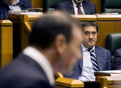 El líder del PSE-EE, Patxi López, sigue desde su escaño el discurso de Ibarretxe en el Parlamento vasco.
