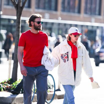 Bradley Cooper y Gigi Hadid. Si bien se les relacionaba desde octubre de 2023, no fue hasta finales de enero de este año cuando, gracias a unas fotografías obtenidas por ‘Page Six’, donde se veía al actor y a la modelo paseando por Londres, pudo confirmarse lo evidente: eran pareja. A pesar de que sus apariciones públicas pueden contarse con los dedos de una mano —la última fue en noviembre cuando asistieron juntos al musical ‘Chicago’ en Broadway (Nueva York)—, su historia de amor está cada vez más consolidada.