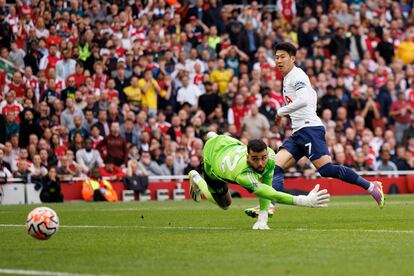 Heung-min Son define el 2-2 ante el español David Raya, este domingo en el Emirates.