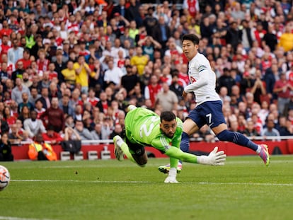 Heung-min Son define el 2-2 ante el español David Raya, este domingo en el Emirates.