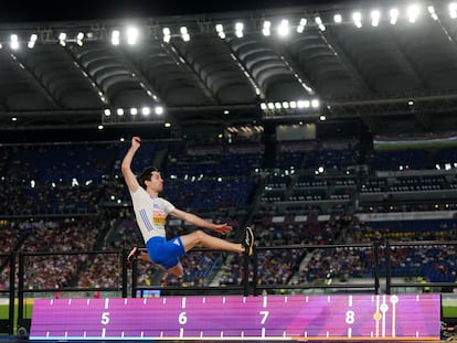 Tentoglou vuela en uno de sus saltos en el Olímpico de Roma.