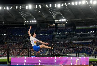 Tentoglou vuela en uno de sus saltos en el Olímpico de Roma.