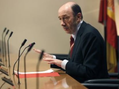 Rubalcaba, durante la rueda de prensa que ha ofrecido hoy en el Congreso.