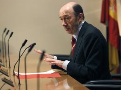 Rubalcaba, durante la rueda de prensa que ha ofrecido hoy en el Congreso.
