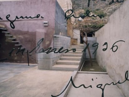 Patio de la casa natal de Miguel Hern&aacute;ndez, en Orihuela, con un texto de su pu&ntilde;o y letra reproducido sobre un cristal.