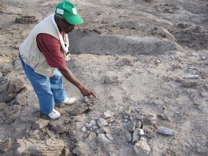 Mohamed Ahmedin señala el lugar exacto en que se halló la mandíbula del humano más antiguo que se conoce