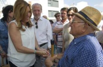 Susana Díaz es recibida por numerosos vecinos a su llegada hoy a la localidad sevillana de Herrera.