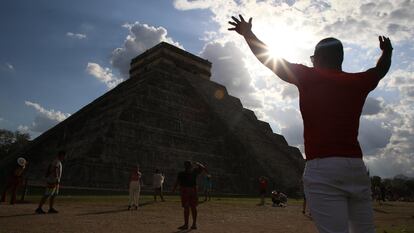 Un grupo de personas durante el equinoccio de primavera en Chichén Itza (Yucatán), el 21 de marzo de 2022.