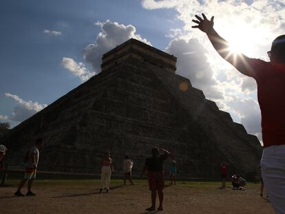 Un grupo de personas durante el equinoccio de primavera en Chichén Itza (Yucatán), el 21 de marzo de 2022.