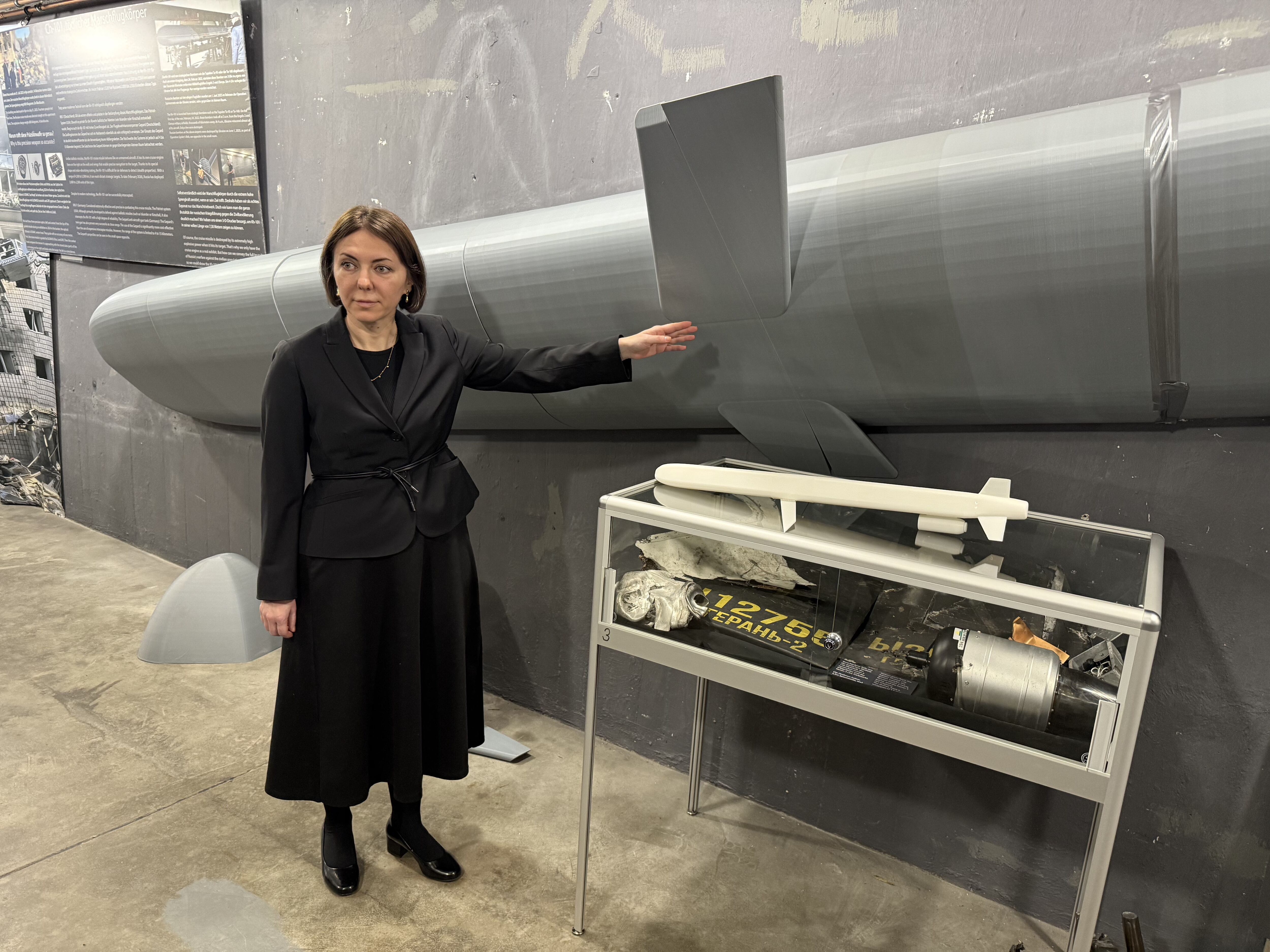 La exviceministra de Defensa de Ucrania, Hanna Maliar, señala una réplica de un misil de crucero modelo Kh-101, en la exposición 'Museo de Ucrania' en un búnker de Berlín.