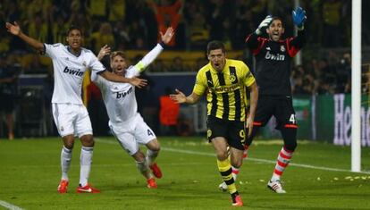 Lewandowski celebra el segundo de sus goles ante las protestas de Varane, Ramos y Diego López.