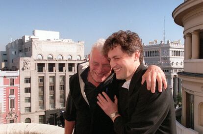 Los escritores John Berger (izquierda) y Manuel Rivas en la terraza del Círculo de Bellas Artes de Madrid, en el año 2000.