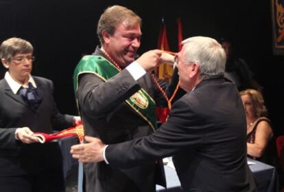 El alcalde de Getafe, Juan Soler, pone la medalla de concejal al socialista Pedro Castro el pasado 11 de junio.