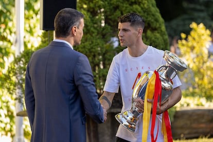 El capitán de la selección española de fútbol, Álvaro Morata, saluda al presidente del Gobierno, Pedro Sánchez.